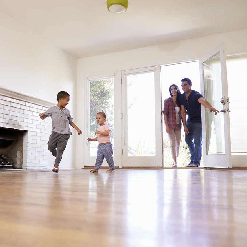 Familia en casa nueva